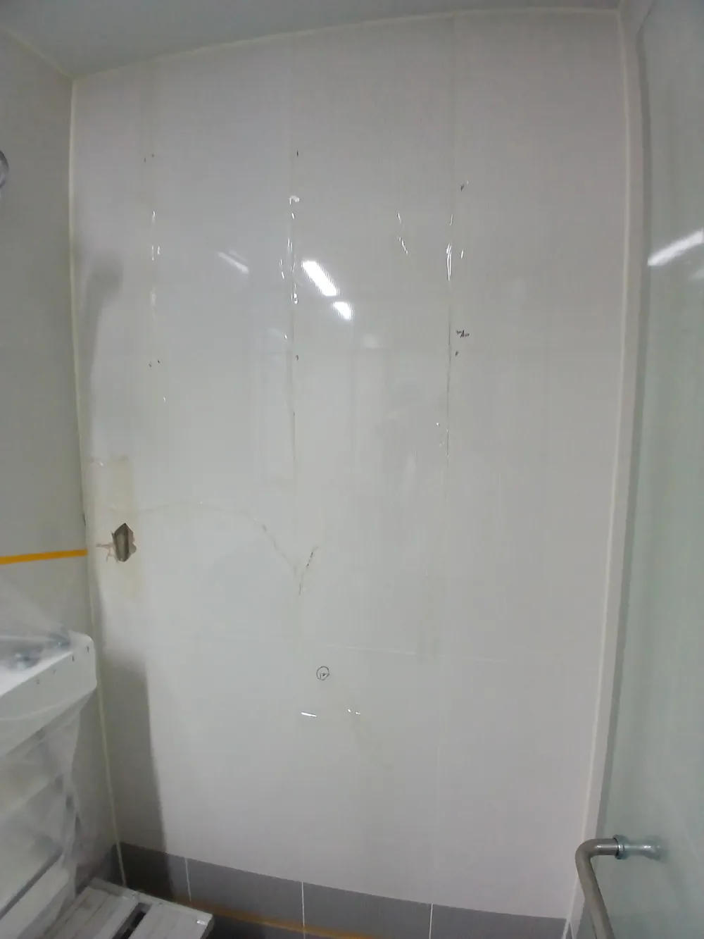 타일교체 중인 샤워부스 벽 타일, 실리콘 마감 전 상태
